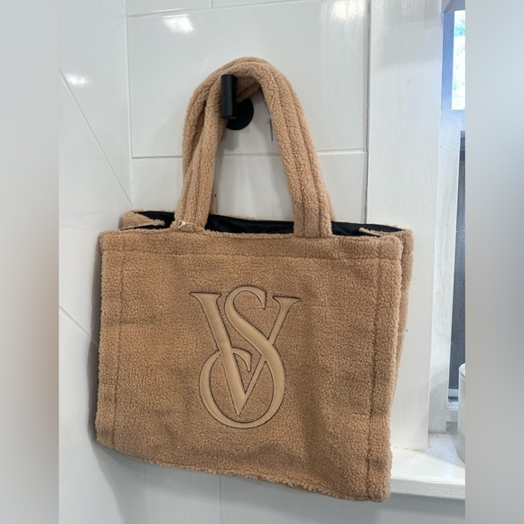 VICTORIA’s SECRET NWT sherpa tote - Picture 2 of 10